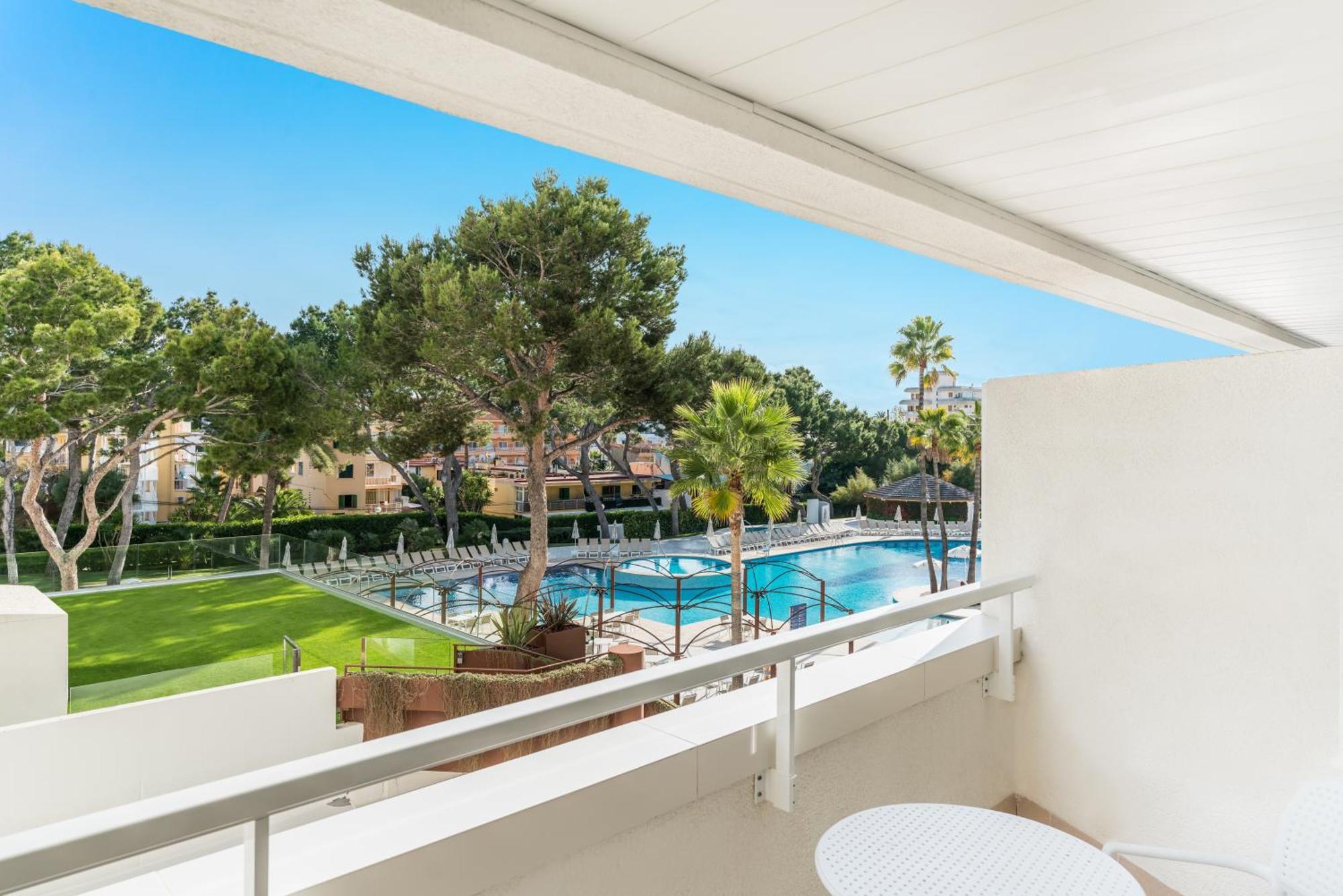 Chambre Double ou Lits Jumeaux - Vue sur Piscine